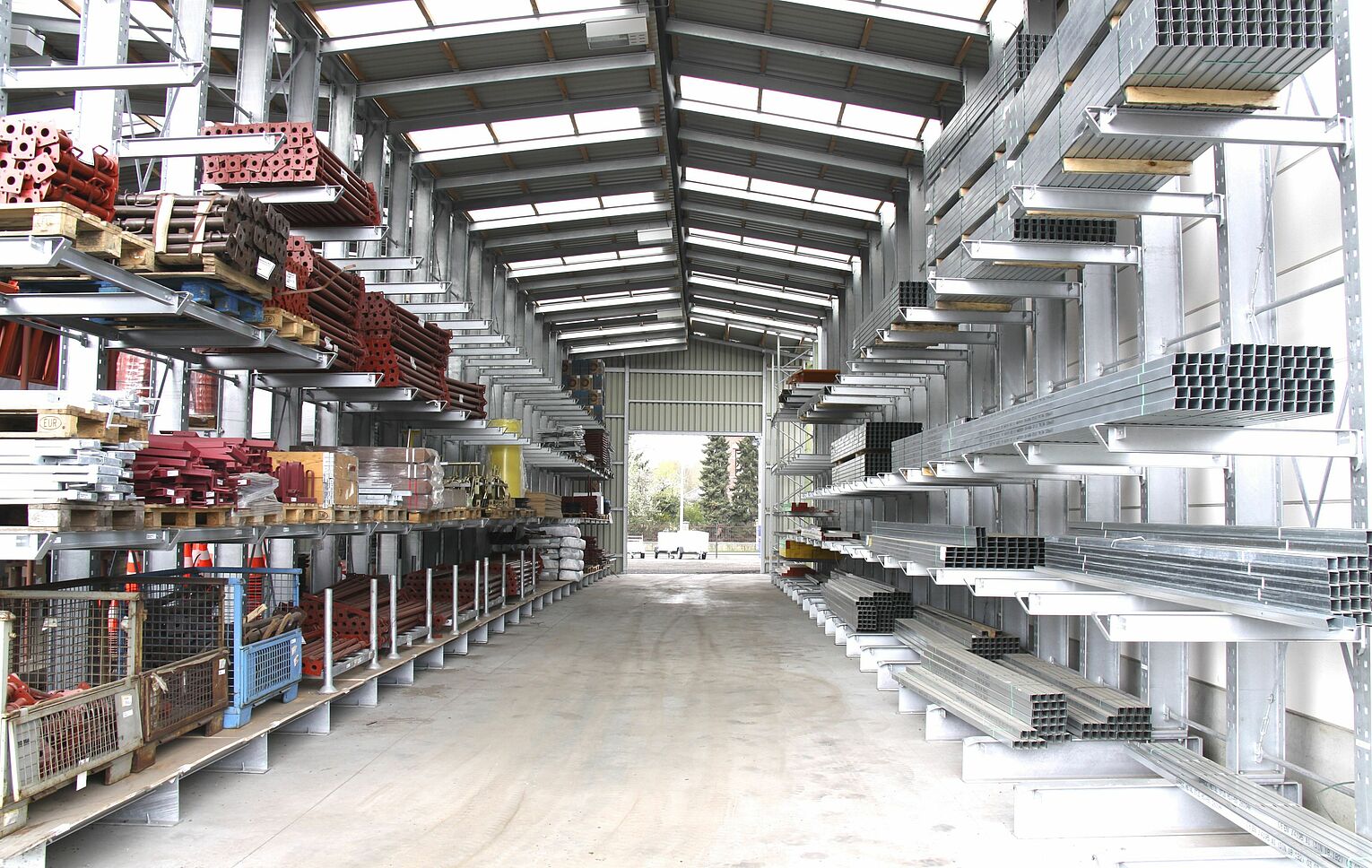 [Translate "Poland"] Rack-clad warehouse Cantilever racking