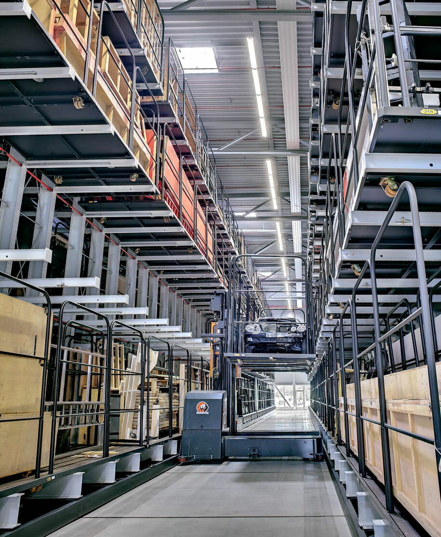 [Translate "Poland"] Mobile cantilever racking