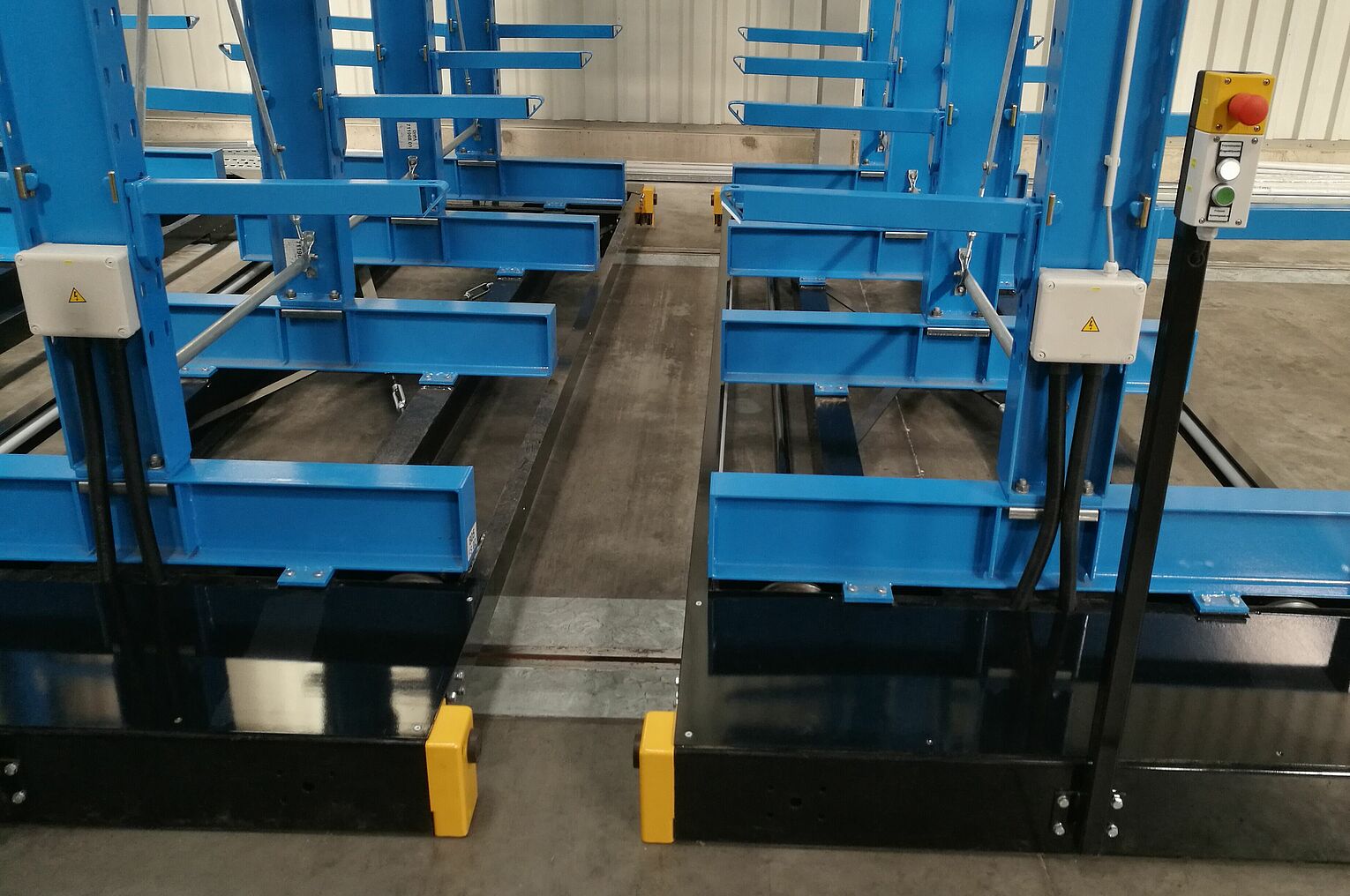 [Translate "Poland"] Mobile cantilever racking