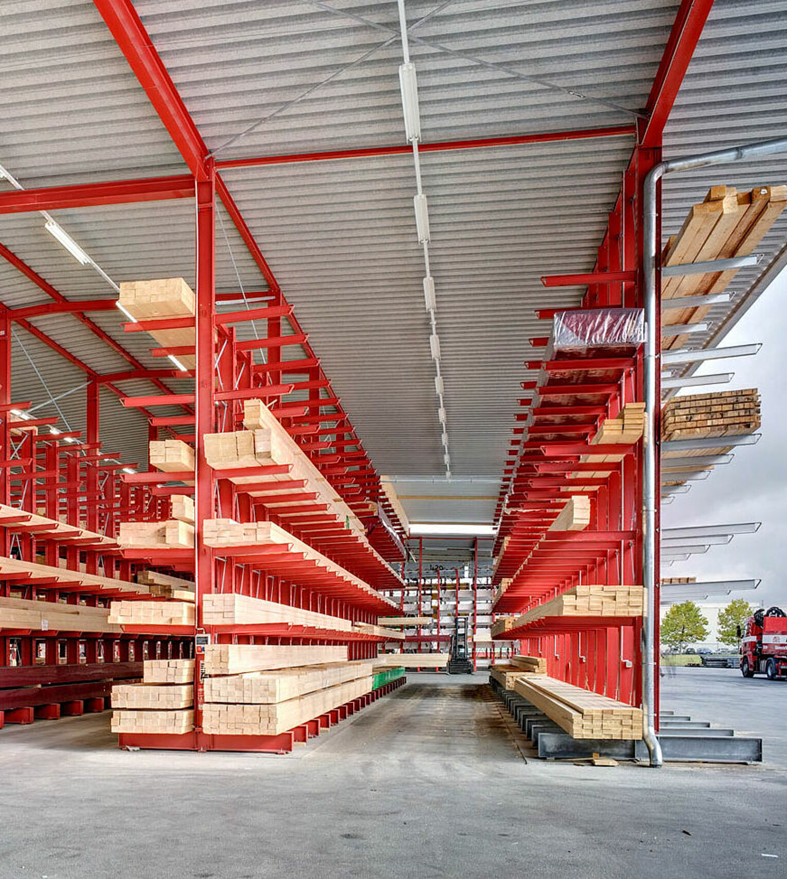 [Translate "Poland"] Rack-clad warehouse Cantilever racking