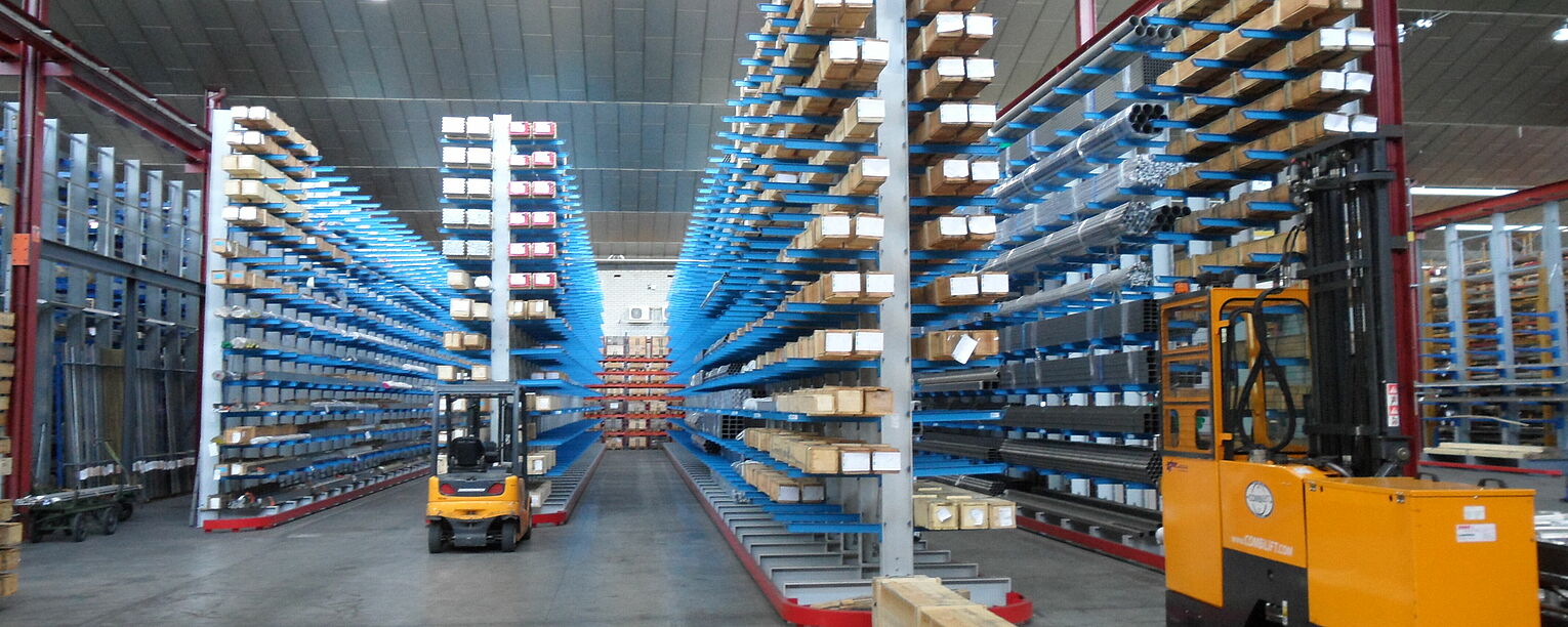 [Translate "Poland"] Cantilever racking for narrow aisle