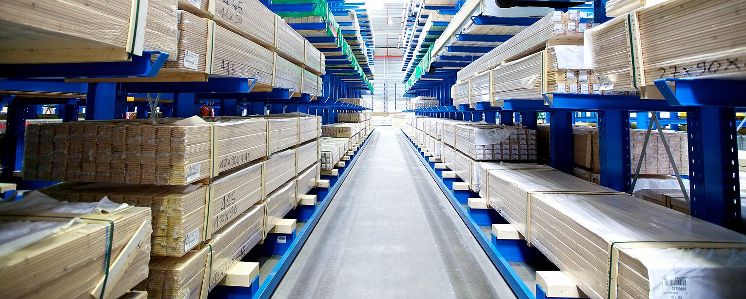 [Translate "Poland"] Cantilever racking for narrow aisle