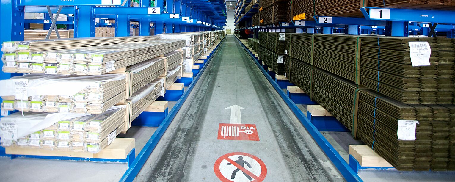 [Translate "Poland"] Cantilever racking for narrow aisle