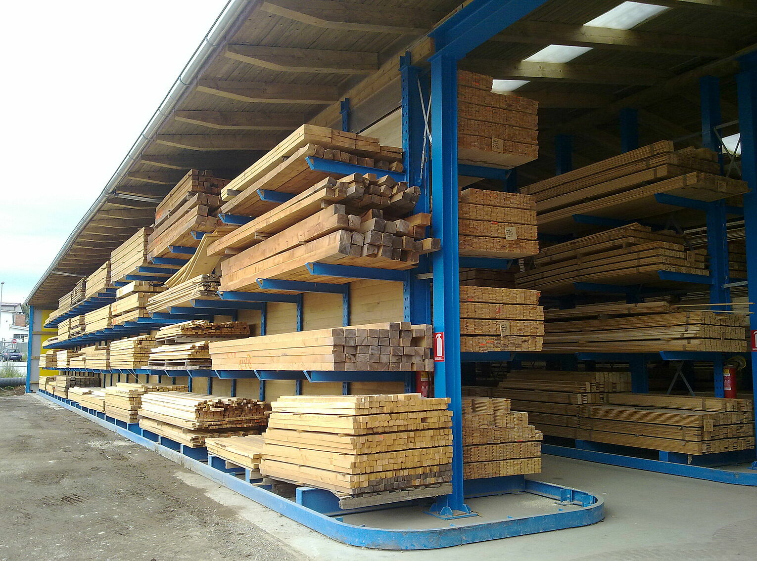 [Translate "Poland"] Rack-clad warehouse Cantilever racking