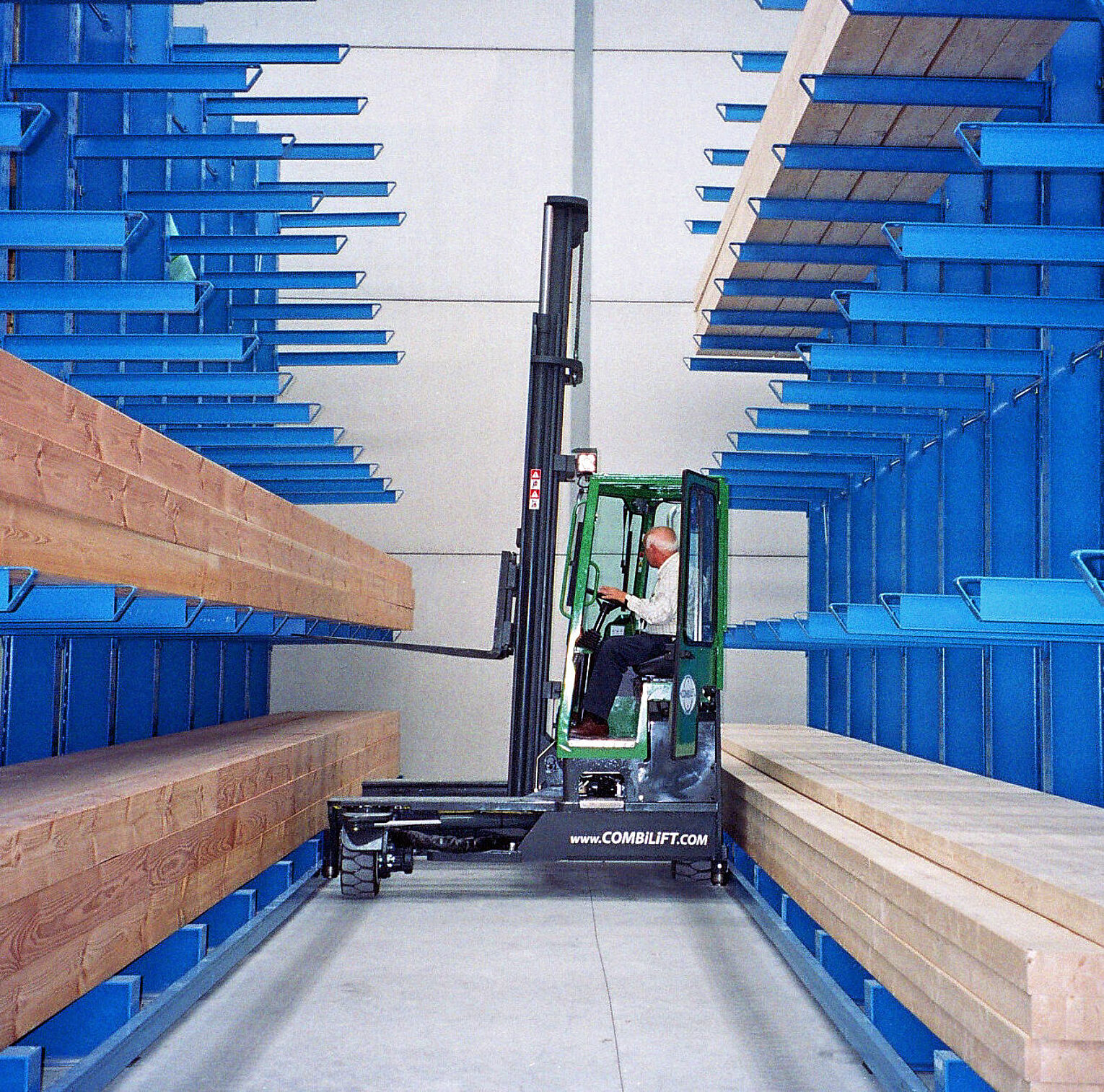 [Translate "Poland"] Cantilever racking for narrow aisle