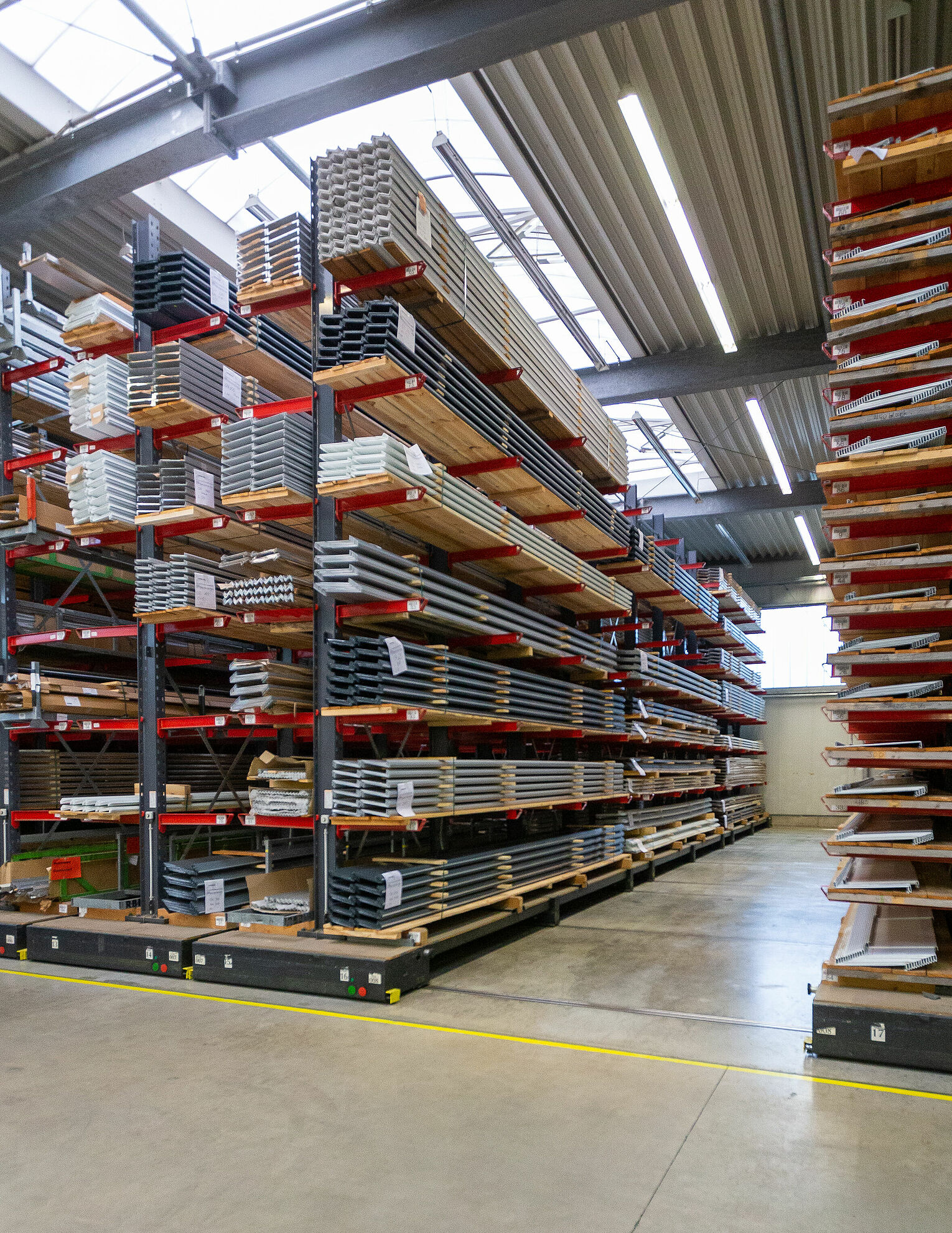 [Translate "Poland"] Mobile cantilever racking