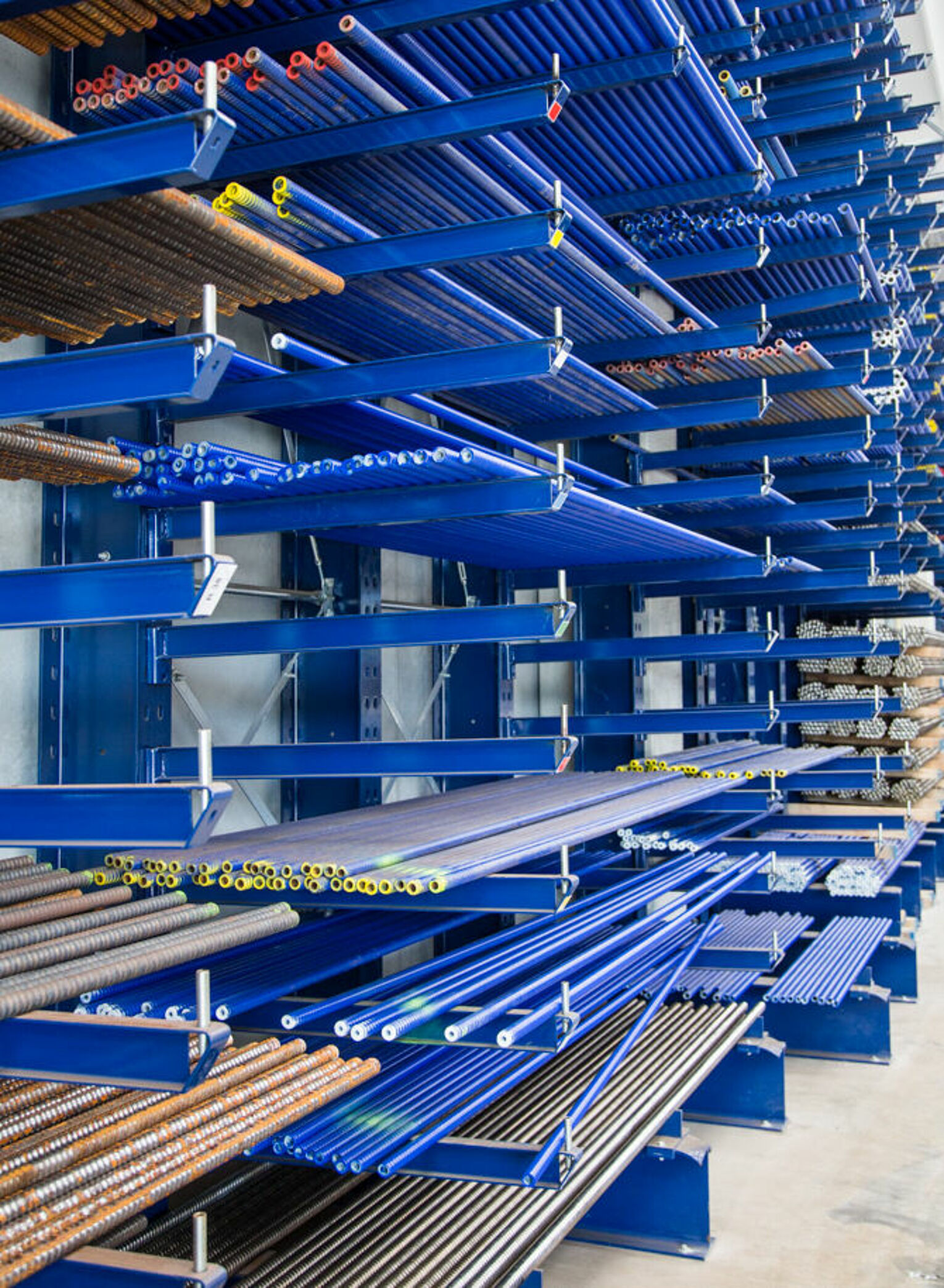 [Translate "Poland"] Cantilever racking Industry solution