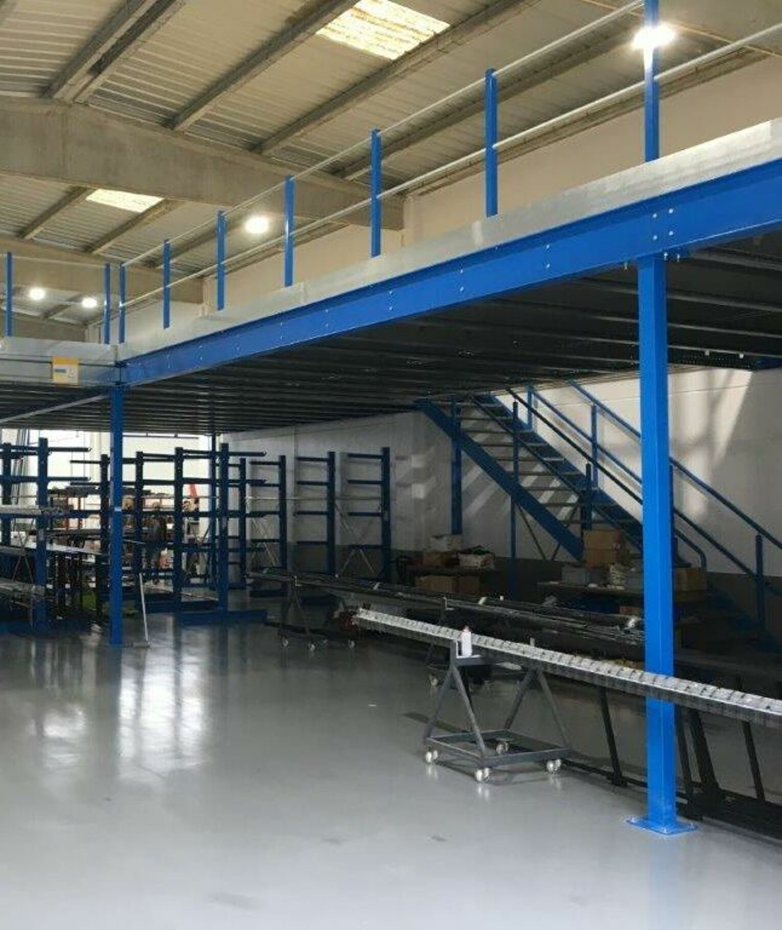 [Translate "Poland"] Cantilever racking Multi-tier storage