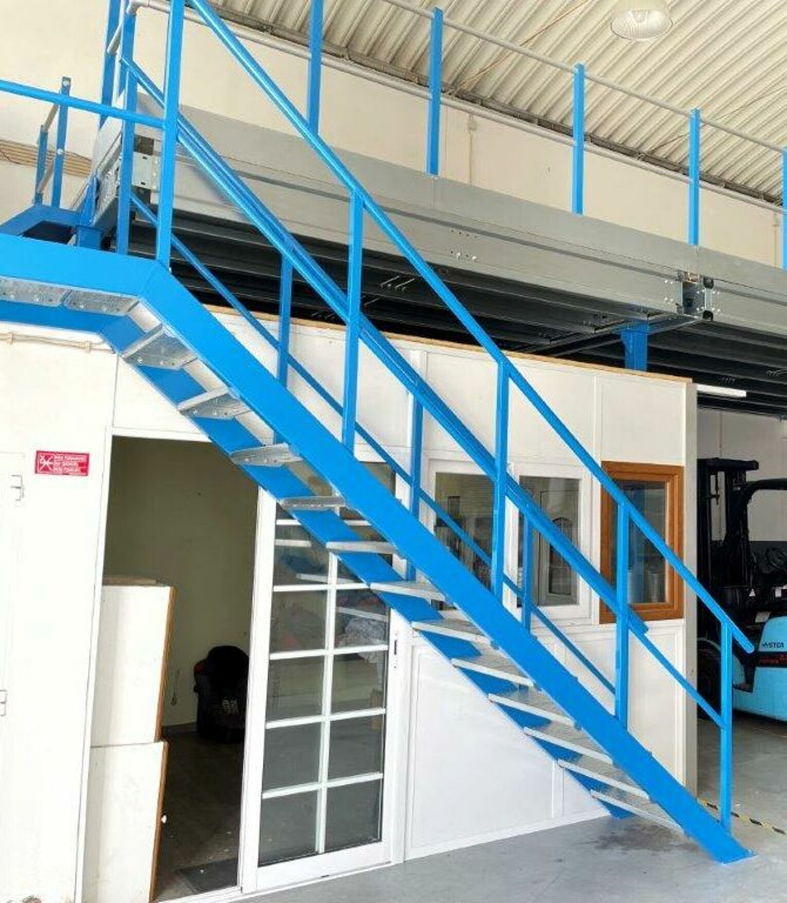 [Translate "Poland"] Cantilever racking Multi-tier storage